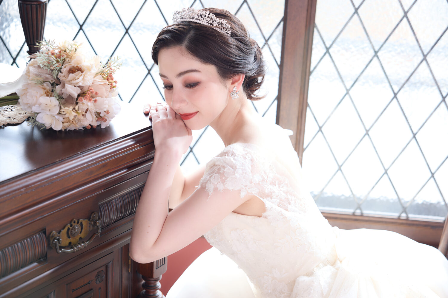 フォトウェディングにおけるドレス選びは、選び終わったあとも当日まで楽しみがたくさん。ドレスに合うヘアスタイルを考えたり、アクセサリーを考えたり…
トータルコーディネートを考える時間もフォトウェディングの思い出のひとつ。
素晴らしい一日にするために、お気に入りのドレスを探しましょう！