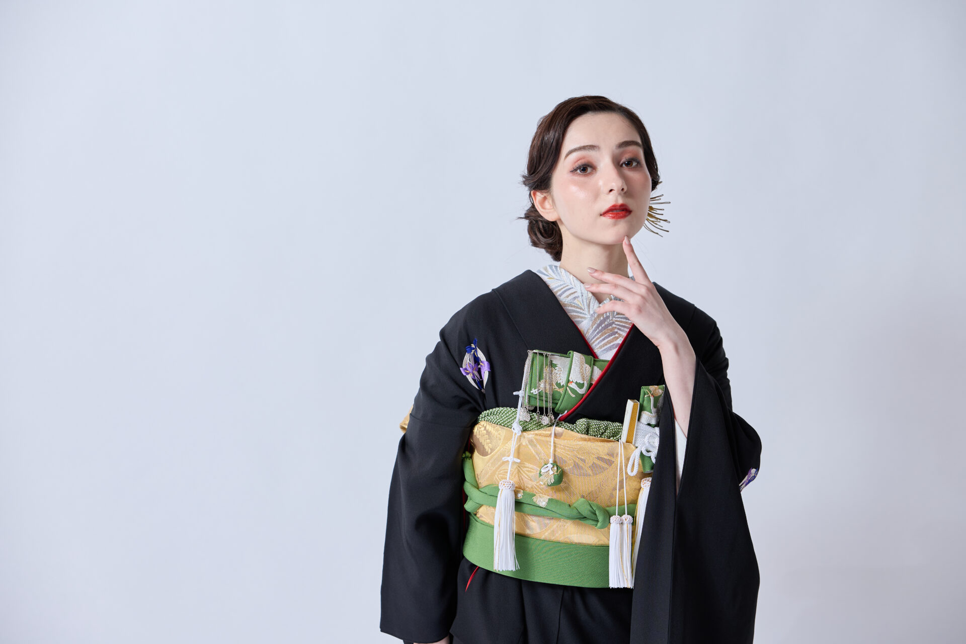 トレンドのツヤ肌、リップは黒の引き振袖に負けないしっかりしたレッドでおしゃれな雰囲気に。