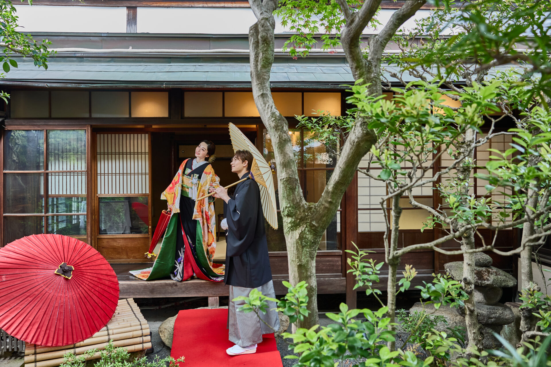 京都ならではの京町家にてゆっくり貸し切り撮影を楽しんだのちに
私服にお着替えをしてお食事に向かっていただくプラン。