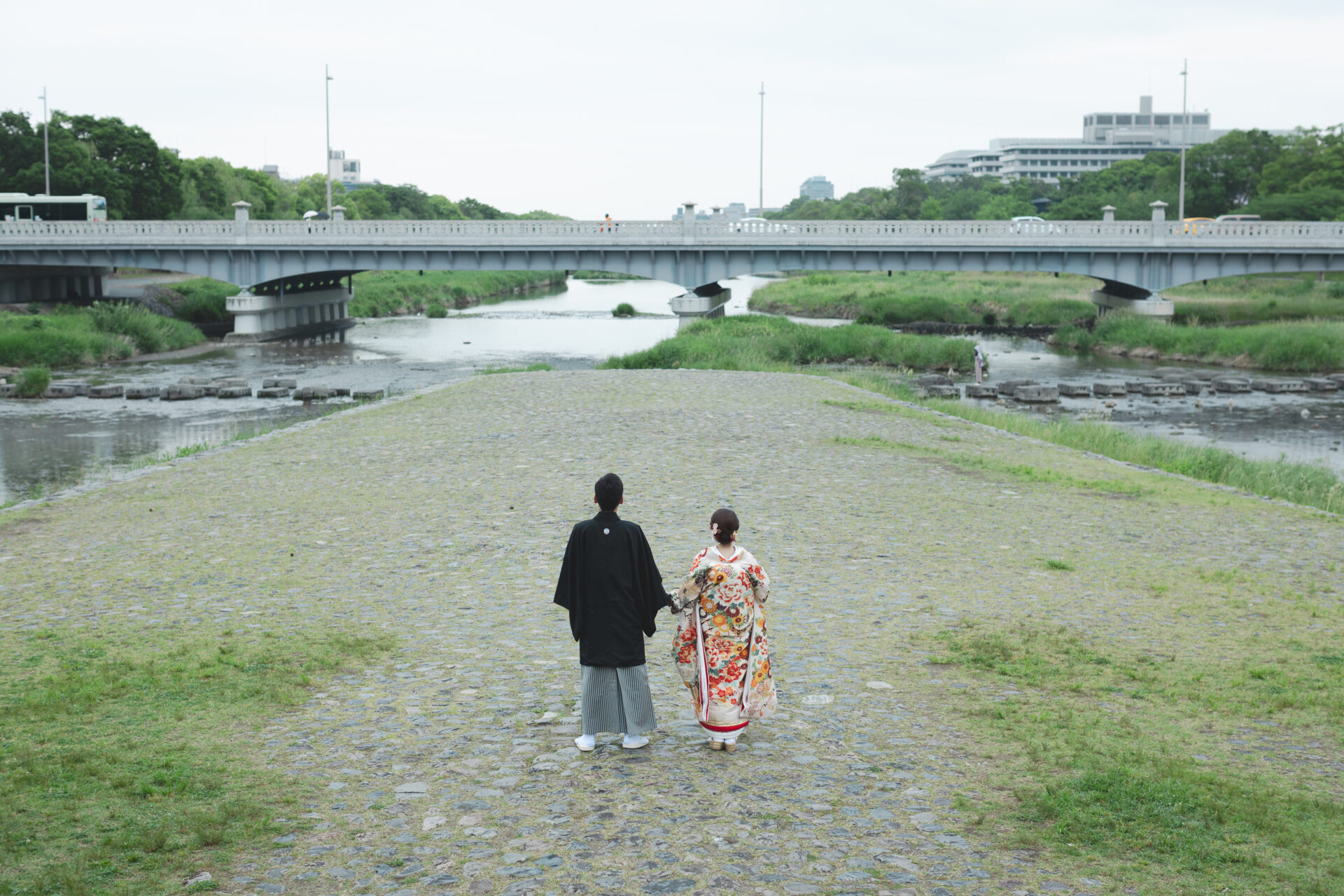 ぱっと開けた風景で撮影ができる鴨川、ずっと京都府民にはなじみのある鴨川での撮影はリラックスしたナチュラルな雰囲気でのフォトウェディングに。