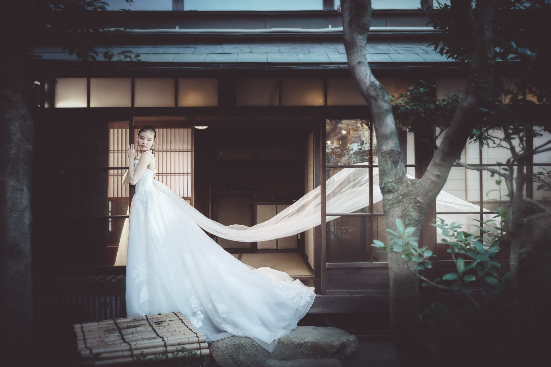 うつくしく広がるドレスとたなびくベール。シンプルなドレスに町家のレトロモダンな雰囲気がおしゃれな一枚。