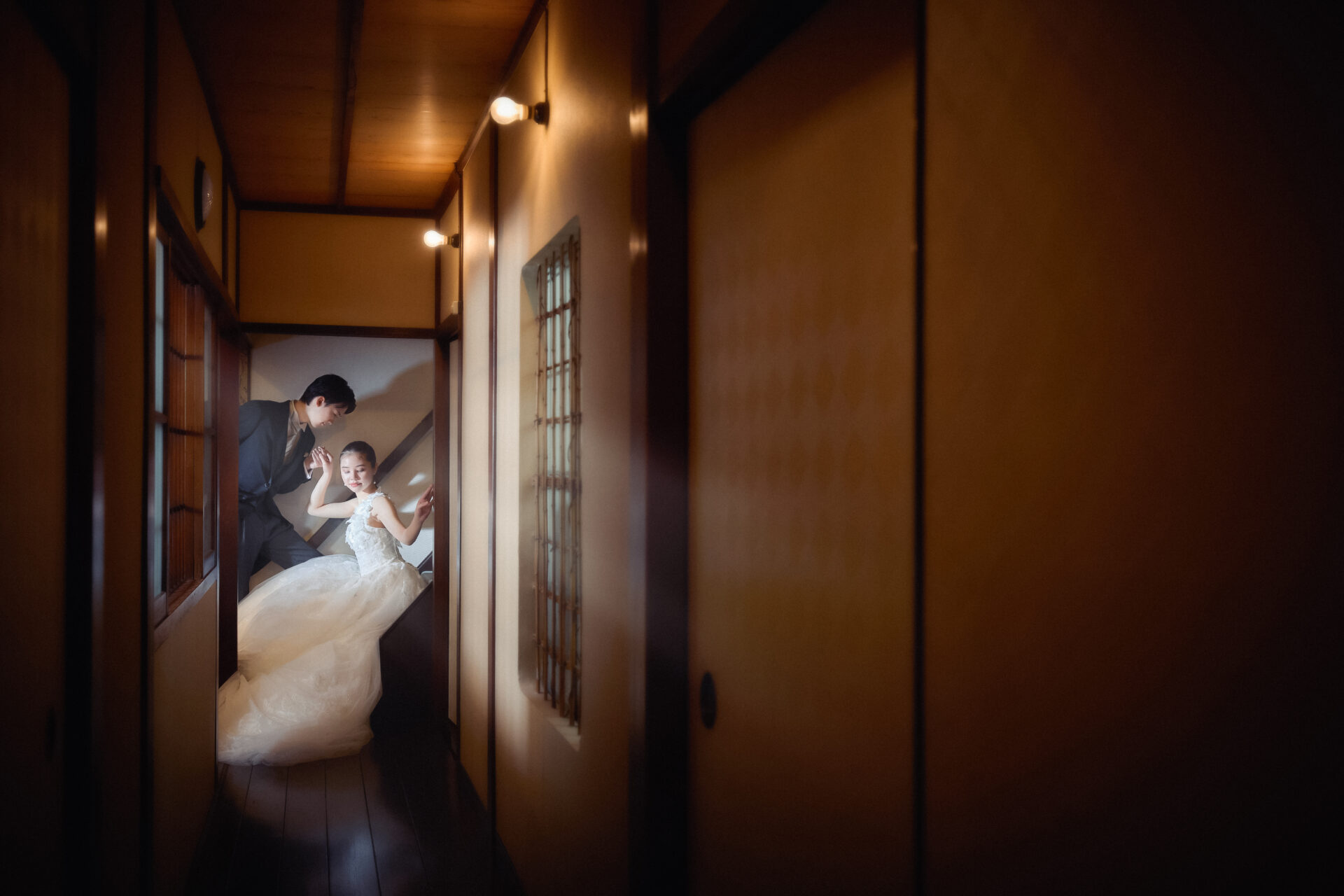 タイトにまとめたすっきりヘアスタイルのドレス姿が、風情ある京町家をよいスタイリッシュに魅せてくれます。