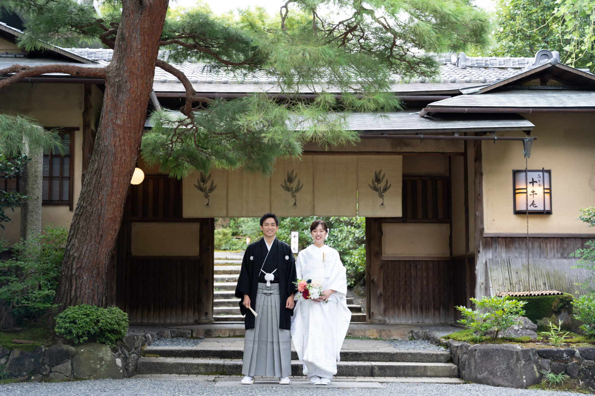 格式高い日本庭園とフレンチの名店「高台寺ひらまつ」。そして、京都の伝統美を写し取る「京都町家寫眞館」。この二つが手を組み、ワンランク上のフォトウェディングプランが誕生。