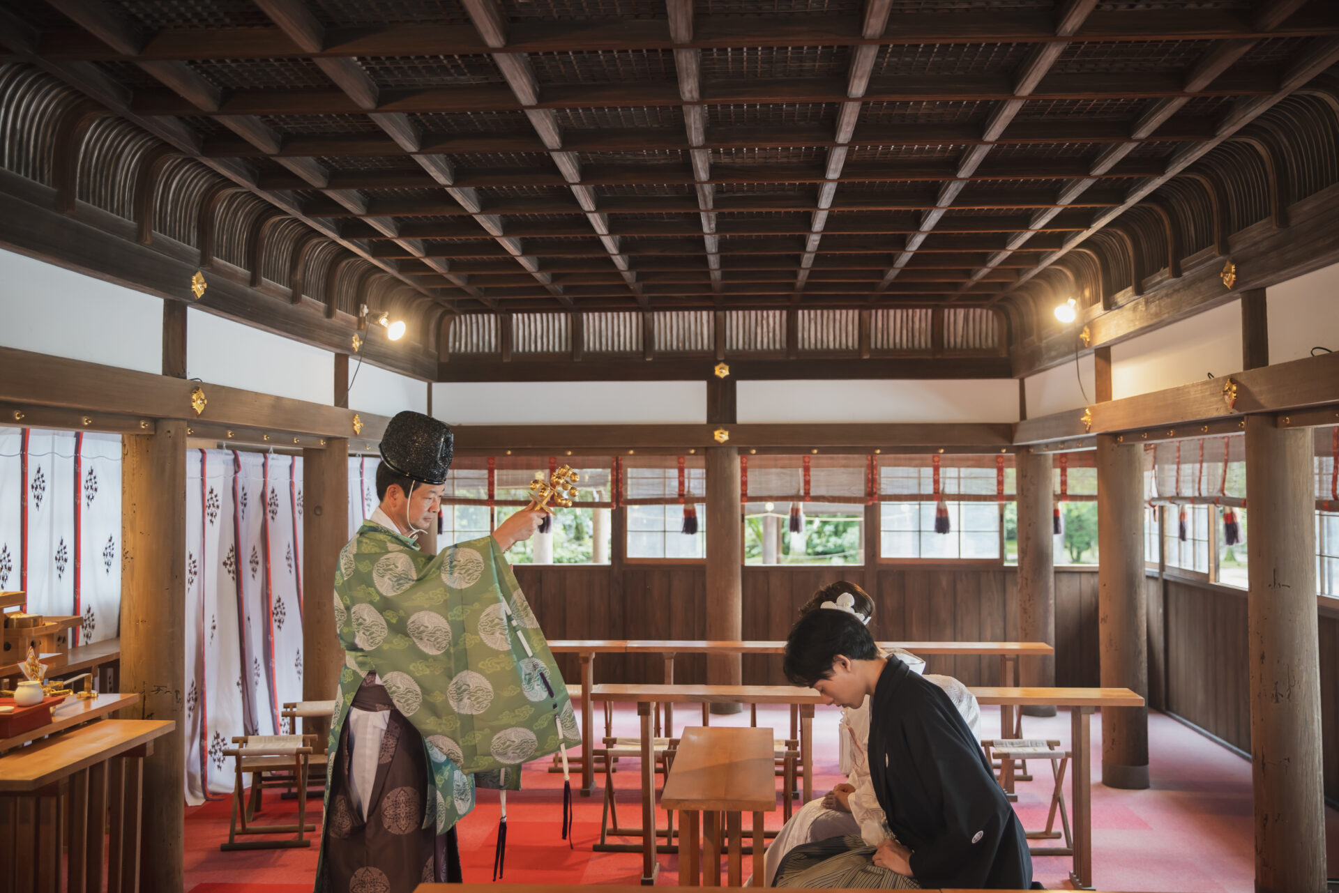 ご祈祷は細殿内で粛々と行われます。ご祈祷中も撮影が可能なので、まるでお式のような雰囲気の写真が残せるところも人気の理由の一つ。