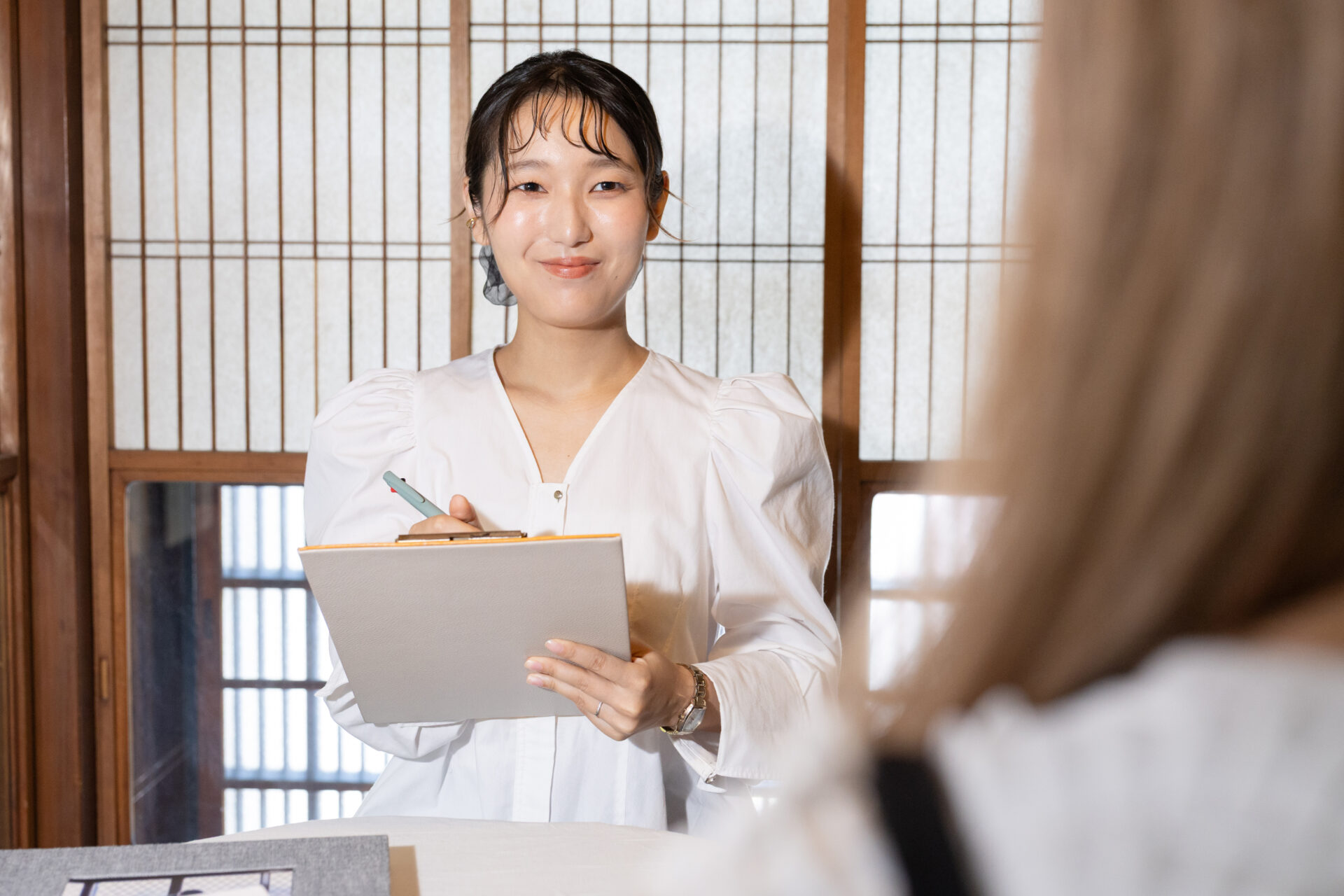 京都に住んでいないから会食にぴったりな会場がわからない、フォトウェディングが終わった後に会食できるの？もちろんたくさんの疑問が生まれるかと思います。
そんなときはトータルセットのフォトウェディング＆会食プランがおすすめ。
フォトスタジオでゆっくりと撮影して、京都の老舗の料理店でゆるやかな時間を過ごしてくださいね