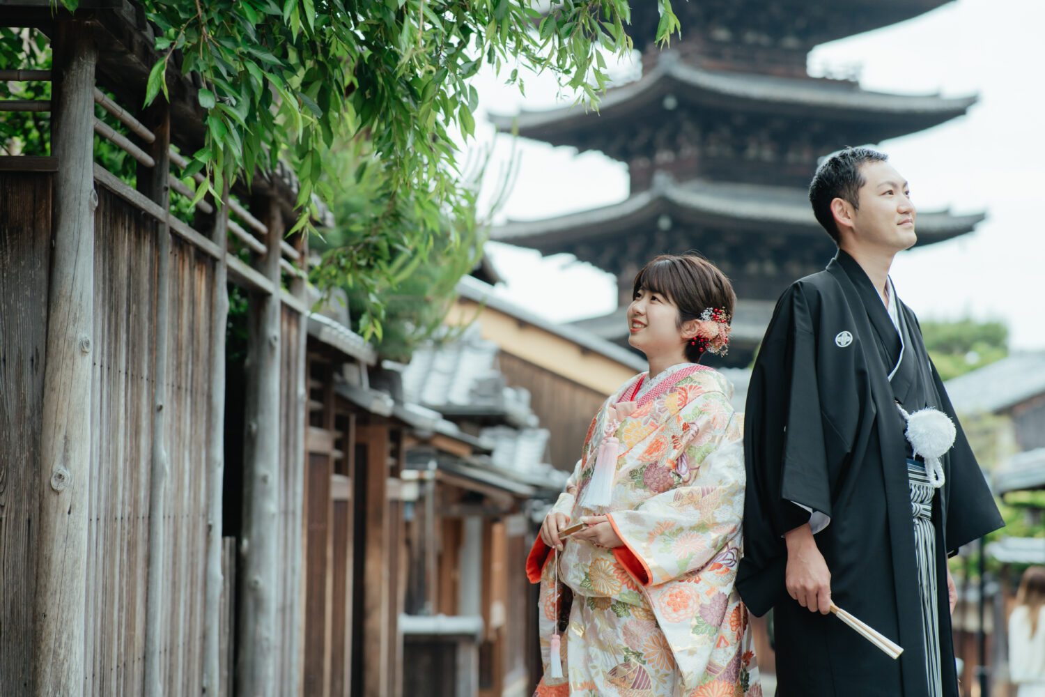 京都での和装前撮りのよさというのはもう皆さんご存じの通り、風情ある街並みでのロケーション撮影です。この風景は京都でしかかなわないですし、とくに和装前撮りにはおすすめです。
