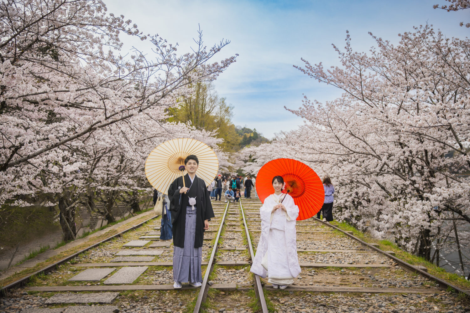 桜のシーズンの蹴上インクラインは毎年とても人気のフォトスポット。観光地としても人気のため、毎年たくさんの方が訪れています。
京都のフォトウェディングで1.2を争うほど桜のシーズンはとっても人気の時期なので前撮り予約はお早めにお問合せください!