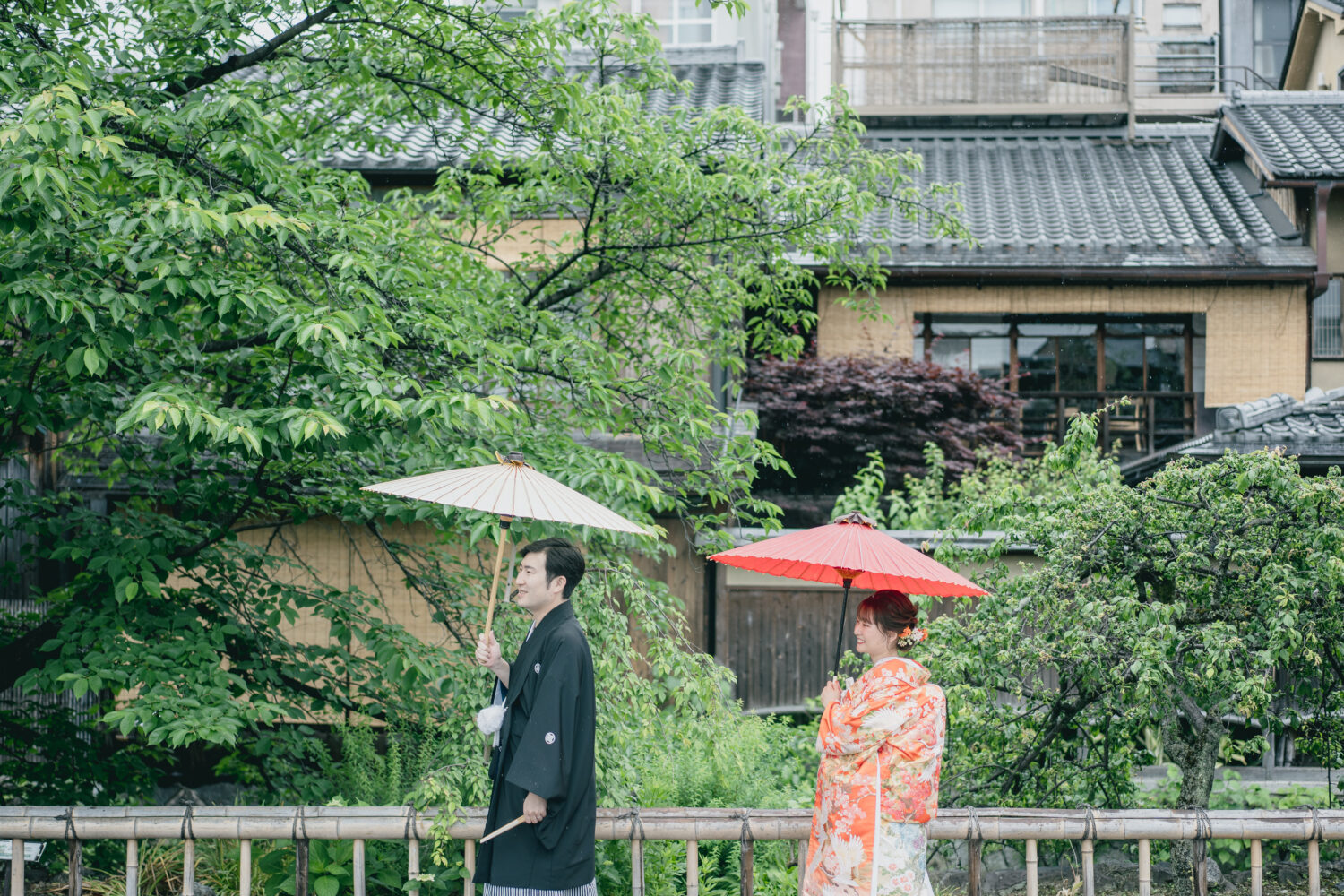 祇園も京都では人気のフォトスポット。
鮮やかな色打掛が京の町に溶け込むことでまるで映画のワンシーンのような一枚に。
時期により様々な風合いを見せてくれるのもポイントです。
