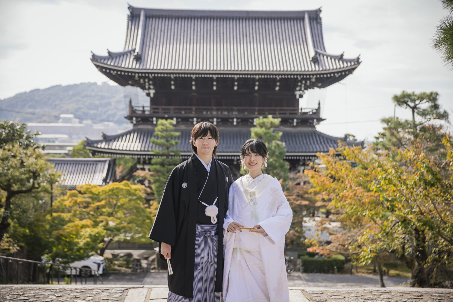 歴史ある寺院 金戒光明寺をバックに。こんな感じの写真が撮れるのも京都ならでは。
前撮りはもちろん、旅行がてらのフォトウェディングもとても人気です。