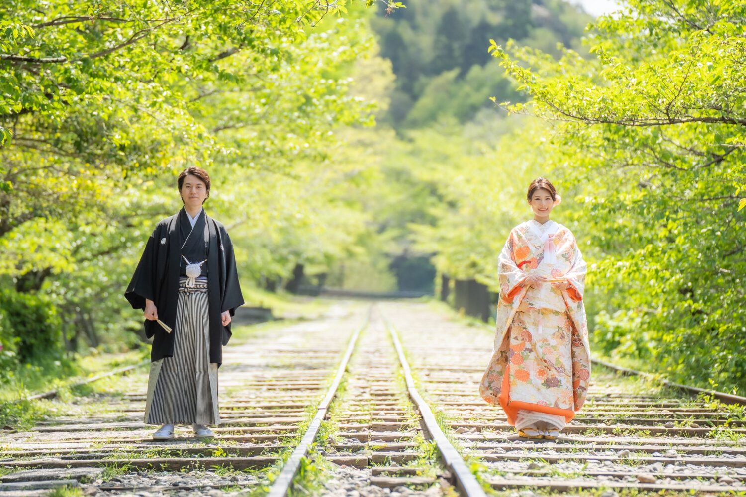 新緑の京都インクライン。和装姿の新郎新婦。