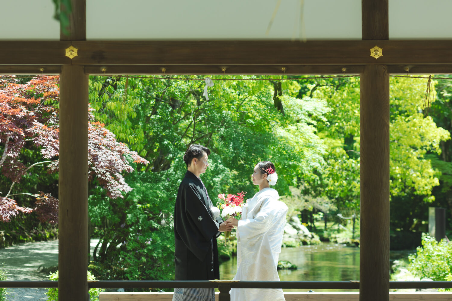 上賀茂神社の境内。和装の新郎新婦。