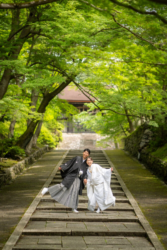 ロケーション撮影のいいところはとにかく写真映えするというところ、広がりがある奥行き、その四季折々の自然が感じられる、まさにその瞬間の唯一無二の一枚が残せるのがロケーション撮影です。
旅行がてらで撮影される方も多く、記念撮影だけではない思い出を残したい方にはロケーション撮影がおすすめです。