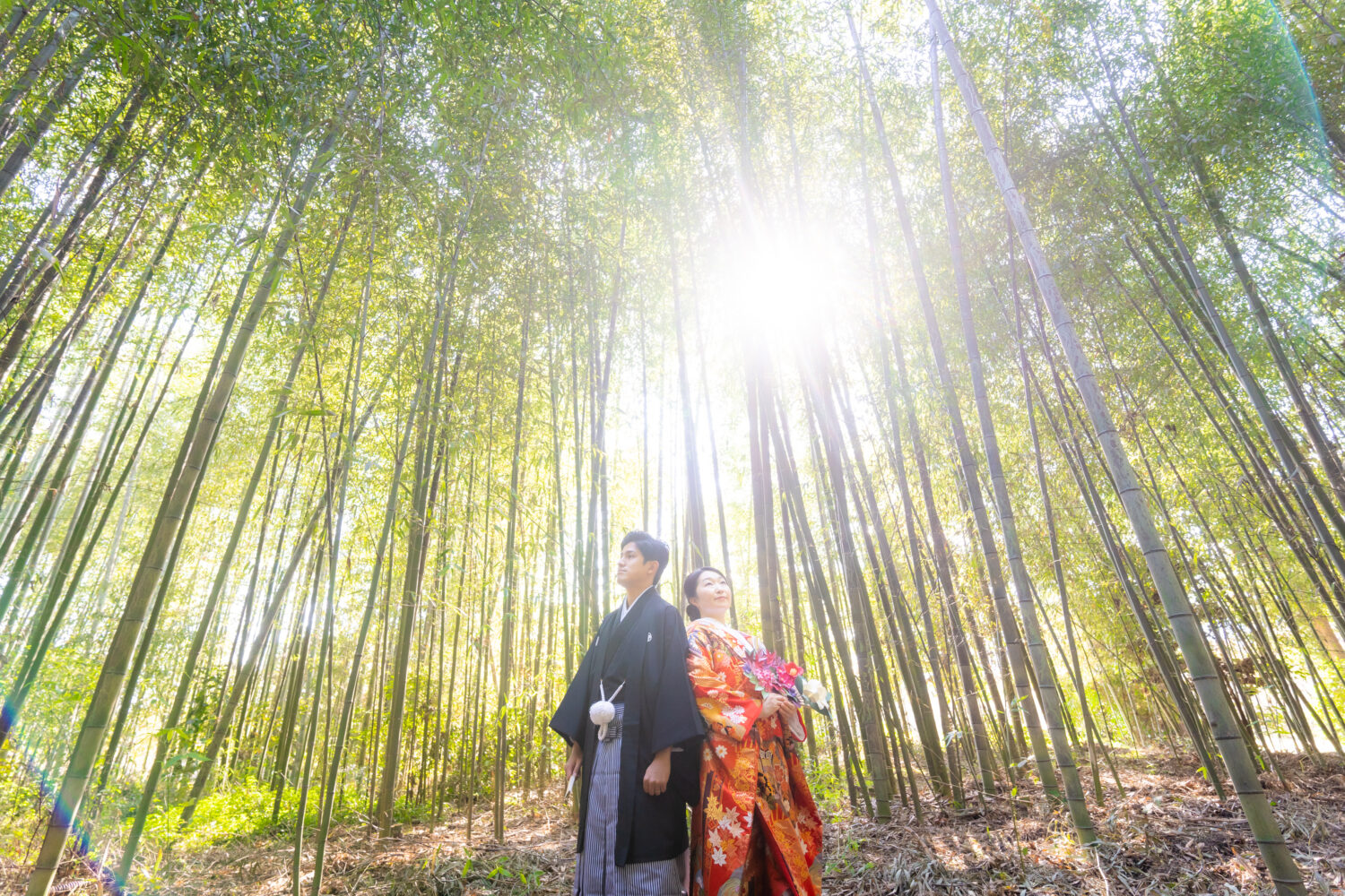 嵐山の竹林。和装姿の新郎新婦。