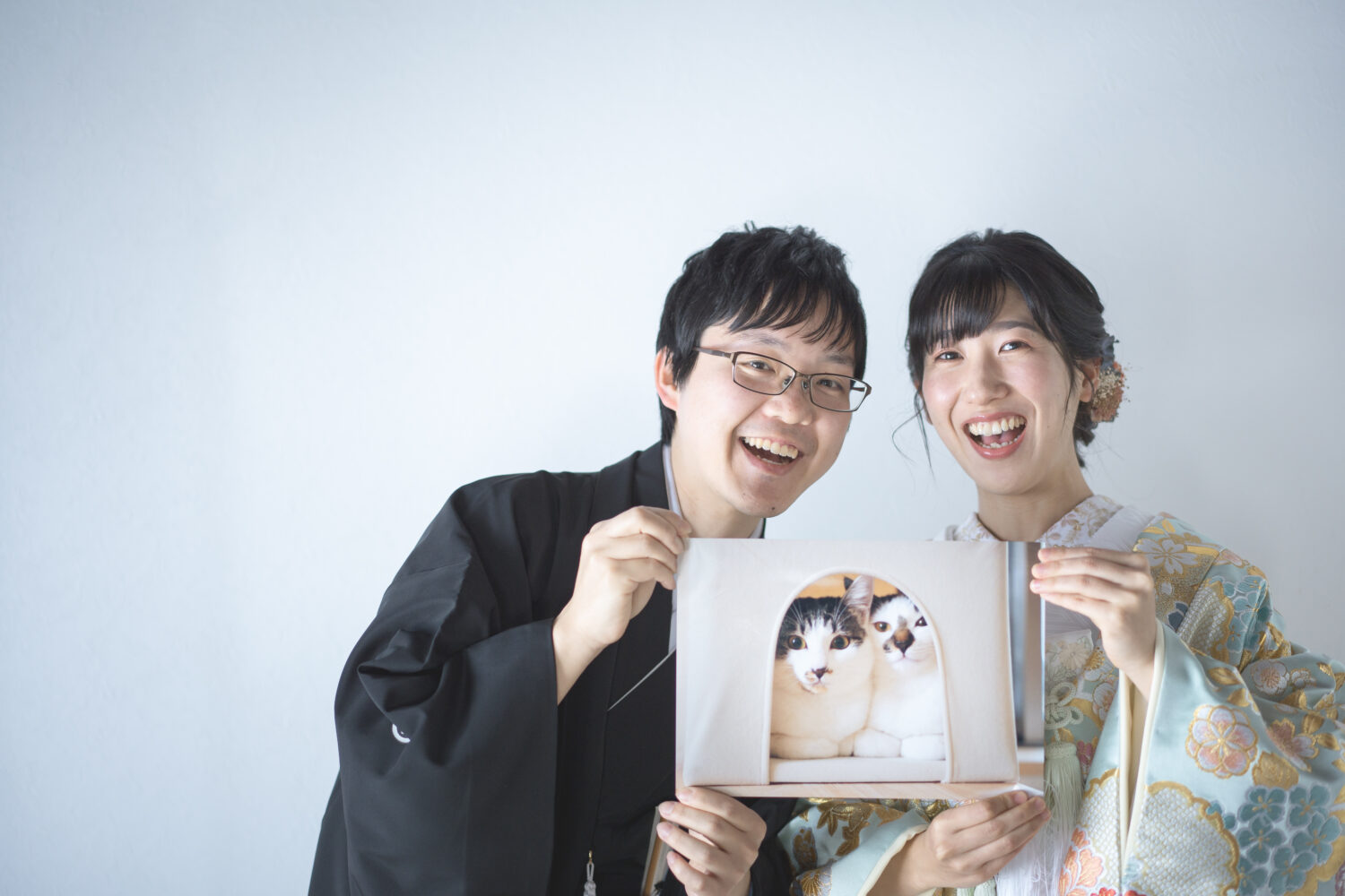 シンプルな白背景でも、飼い猫と一緒なら唯一無二のフォトウェディングに。
二人らしいフォトアイテムをぜひ持ち込んでくださいね。