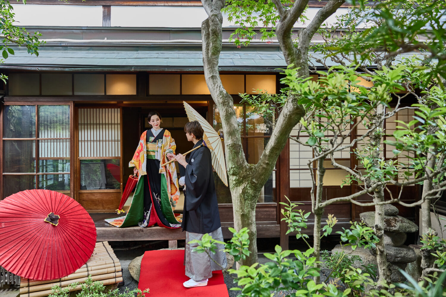 京都にはフォトウェディングを行う上で和装にもドレスにもピッタリのロケーションがたくさん。イメージに合うロケーションが沢山あるのはもちろんですが、京都には衣裳が映えるスタジオももちろんたくさんあります。
一番いいのは、スタジオ・ロケーション両方で撮ること!
一生に一度のフォトウェディング、なるべく後悔が少ないように欲張っちゃいましょう☆