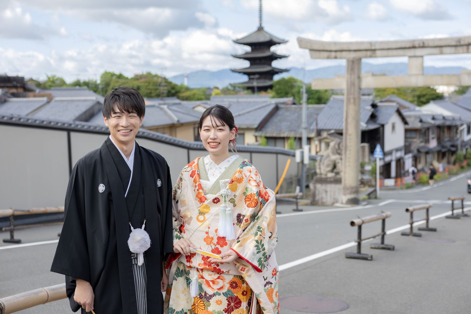 遠くの京都八坂の塔を背景の前撮り｜色打掛の花嫁と新郎