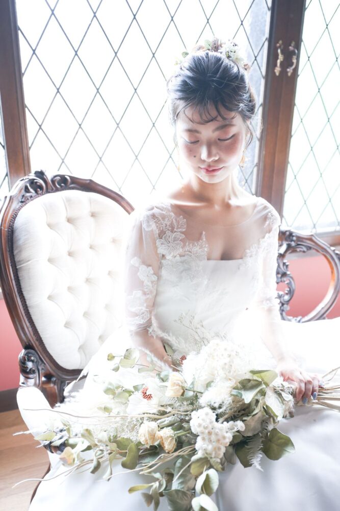 英国アンティーク＆ブーケを持ったカンタベッラドレス姿の花嫁