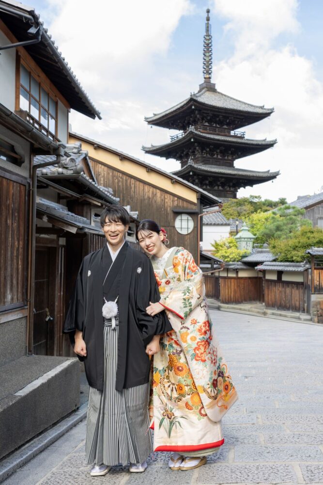 京都八坂の塔を背景の前撮り｜笑顔の色打掛の花嫁と新郎