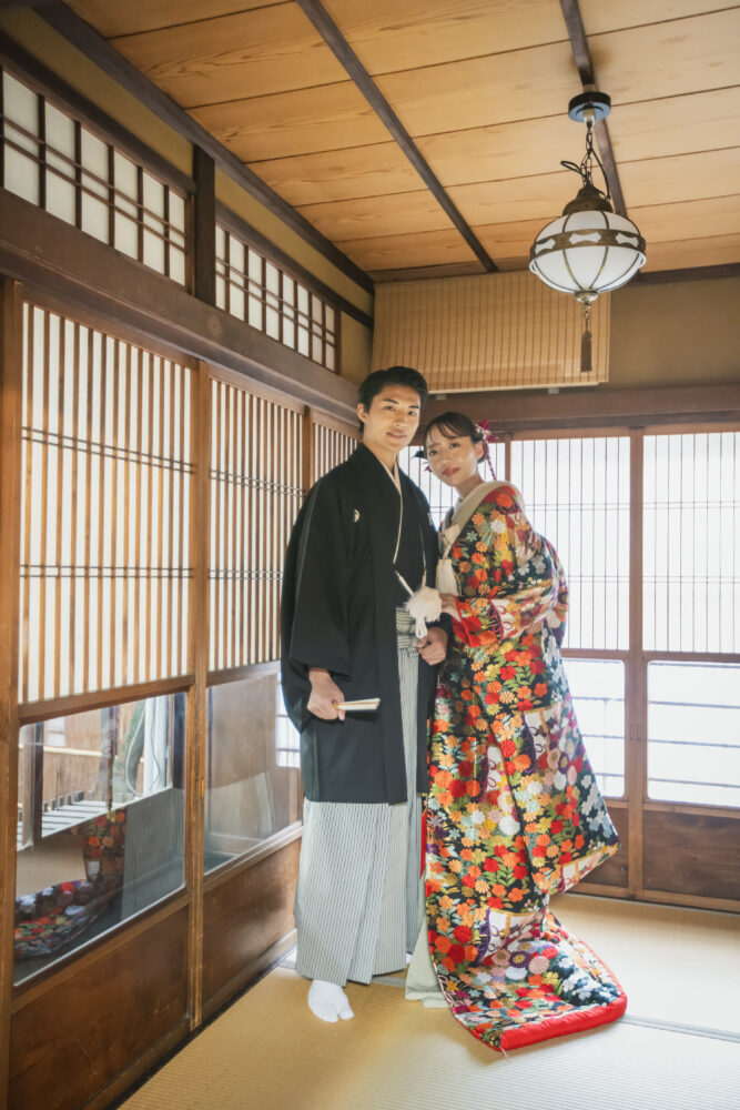 京町家の和室にて。色打掛の花嫁と新郎。