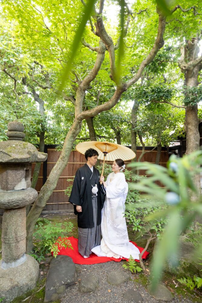 京町家のお庭で番傘をさした白無垢と紋服姿のフォトウエディング