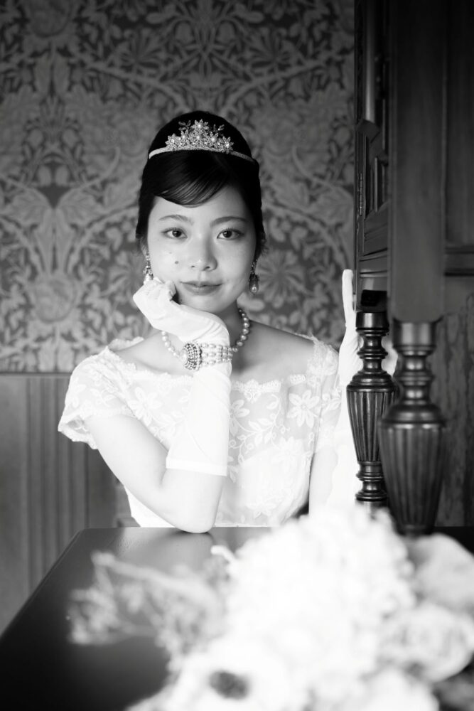 英国アンティークスタジオにて。ヴィンテージドレスの花嫁。