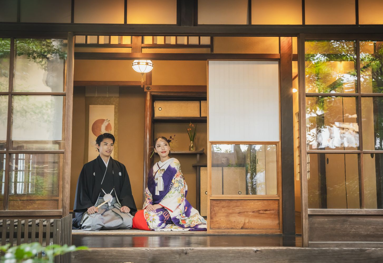京町家の和室で正座する新郎新婦の和装ウェディングフォト