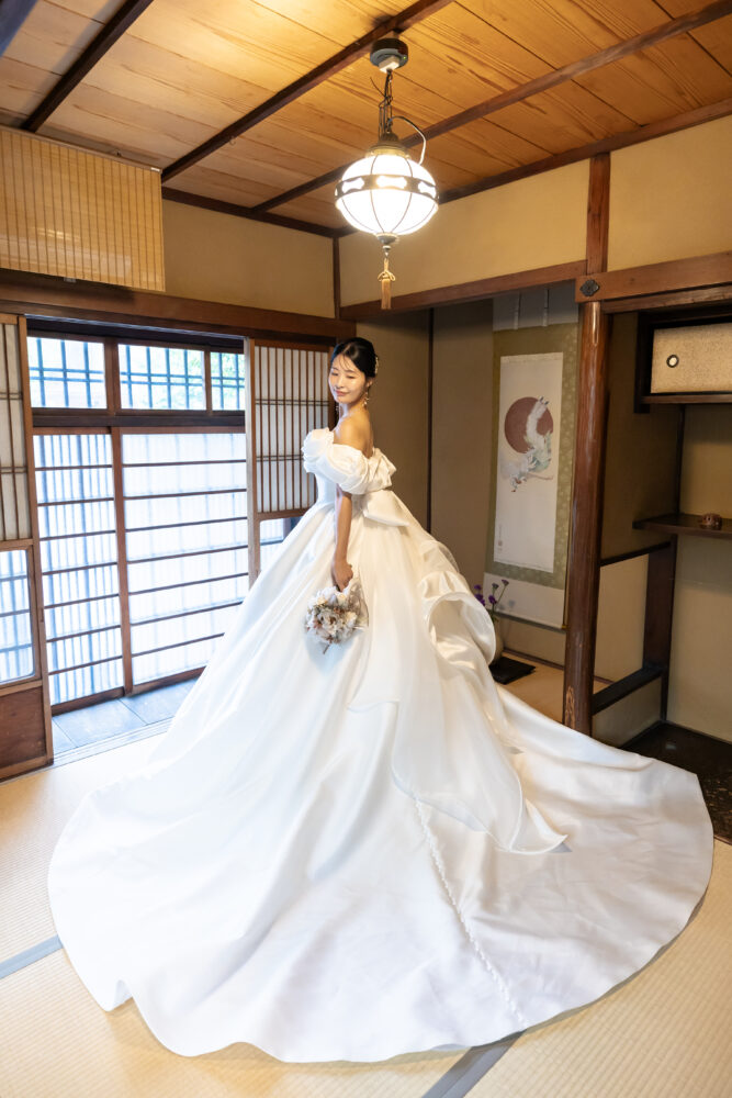 京町家の和室でたたずむドレス姿の花嫁さま。