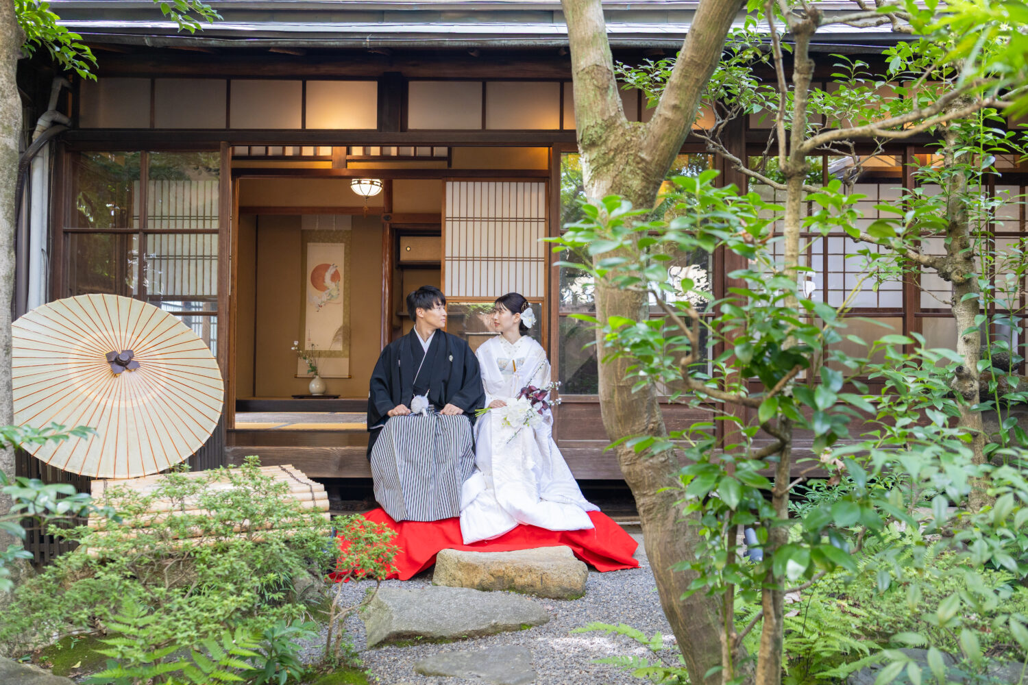 京町家を背景にした白無垢の花嫁と新郎のフォトウェディング