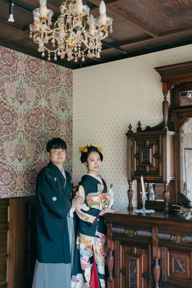 京都町家寫眞館のアンティークスタジオのウイリアムノリス前にて。引き振袖に日本髪。