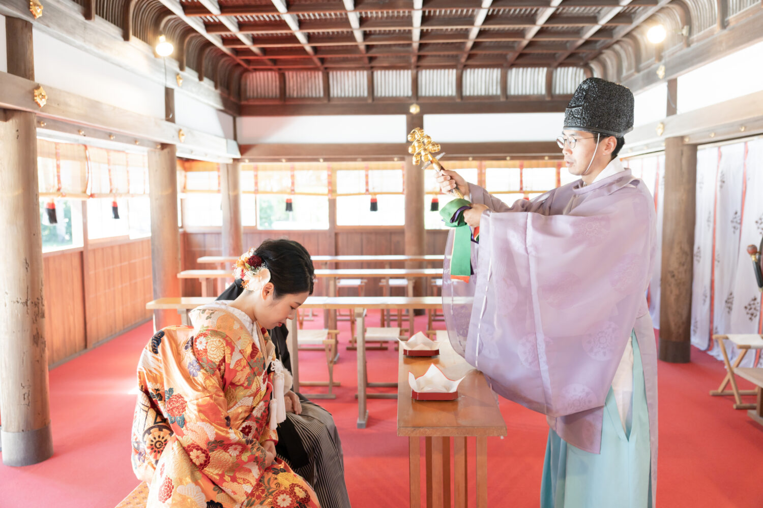 上賀茂神社のフォトウェディング。ご祈祷を受けられる新郎新婦。