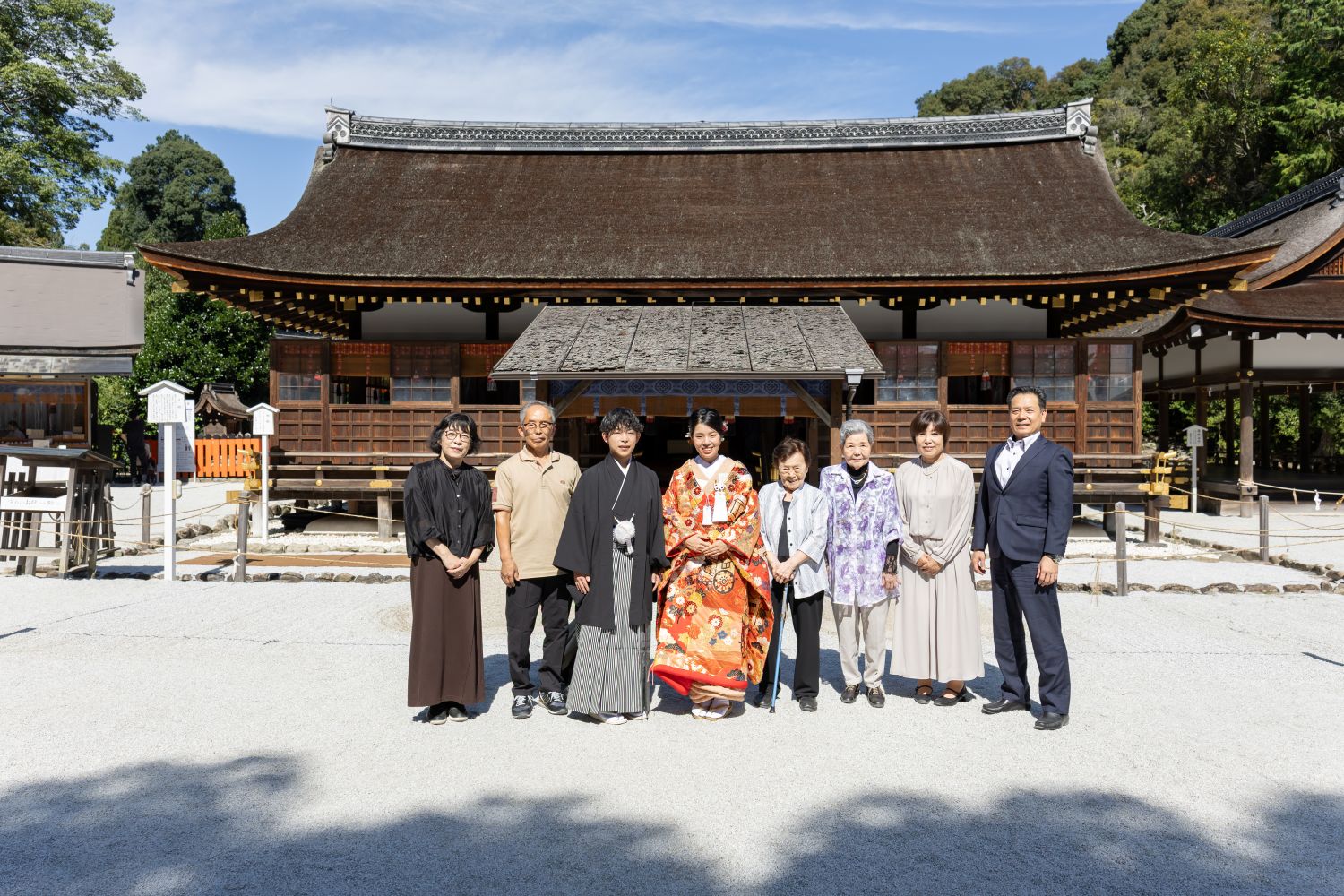 上賀茂神社でのフォトウェディング。ご祈祷を行った細殿前にてご家族と。