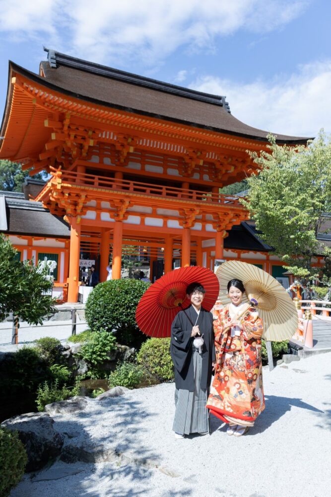 上賀茂神社のフォトウェディング。境内にて。色打掛の花嫁と新郎。