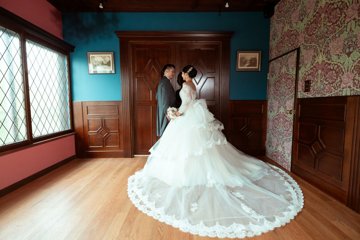 京都町家寫眞館アンティークスタジオにて。ウェディングドレス姿の花嫁と新郎。