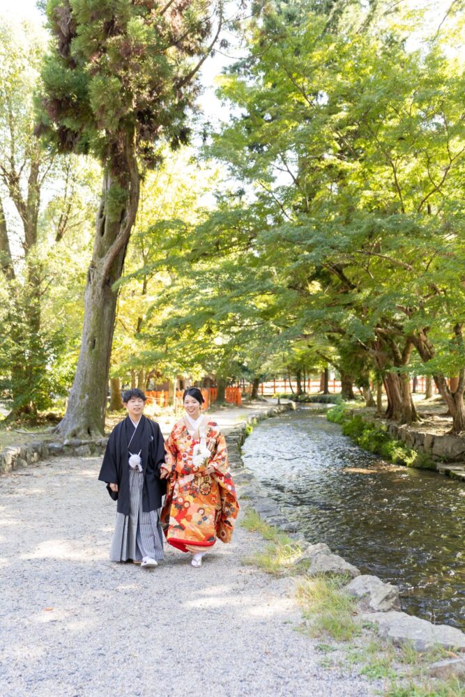 上賀茂神社のフォトウェディング。境内を散策される新郎新婦。