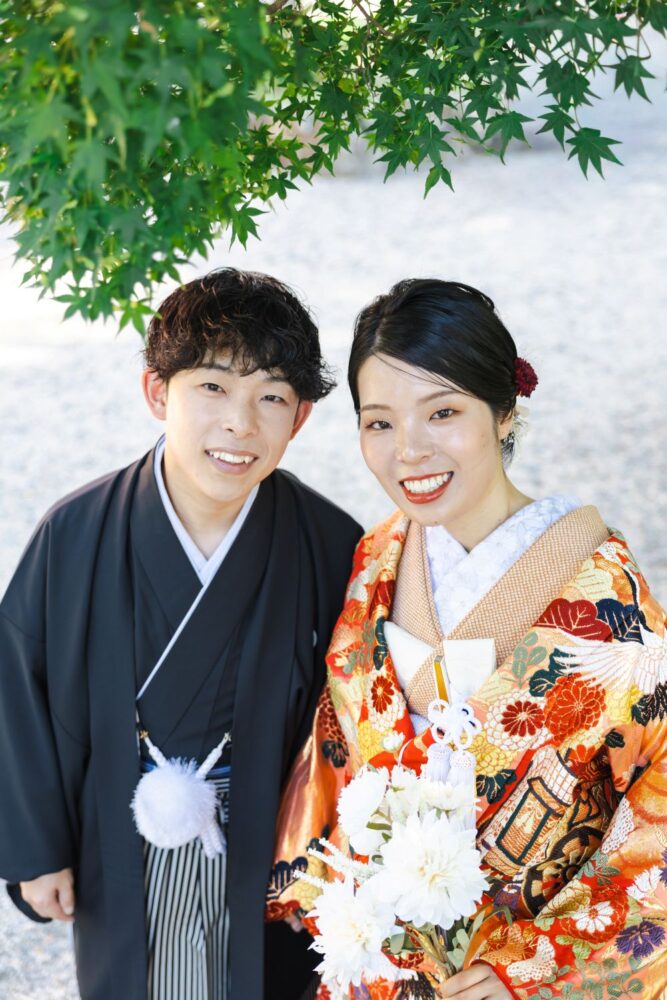 上賀茂神社のフォトウェディング。アップショットの新郎新婦。