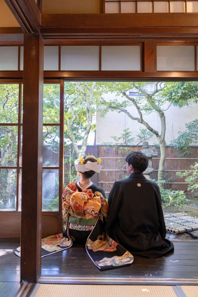 京都町家寫眞館の京町家スタジオの縁側にて。引き振袖に日本髪。