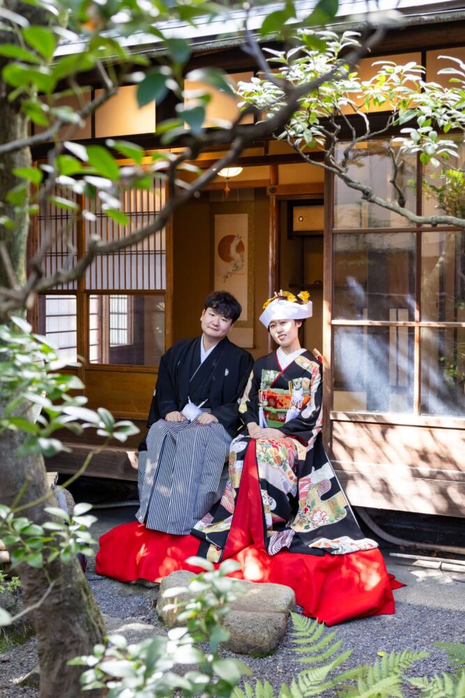 京都町家寫眞館の京町家スタジオの縁側にて。引き振袖に日本髪。