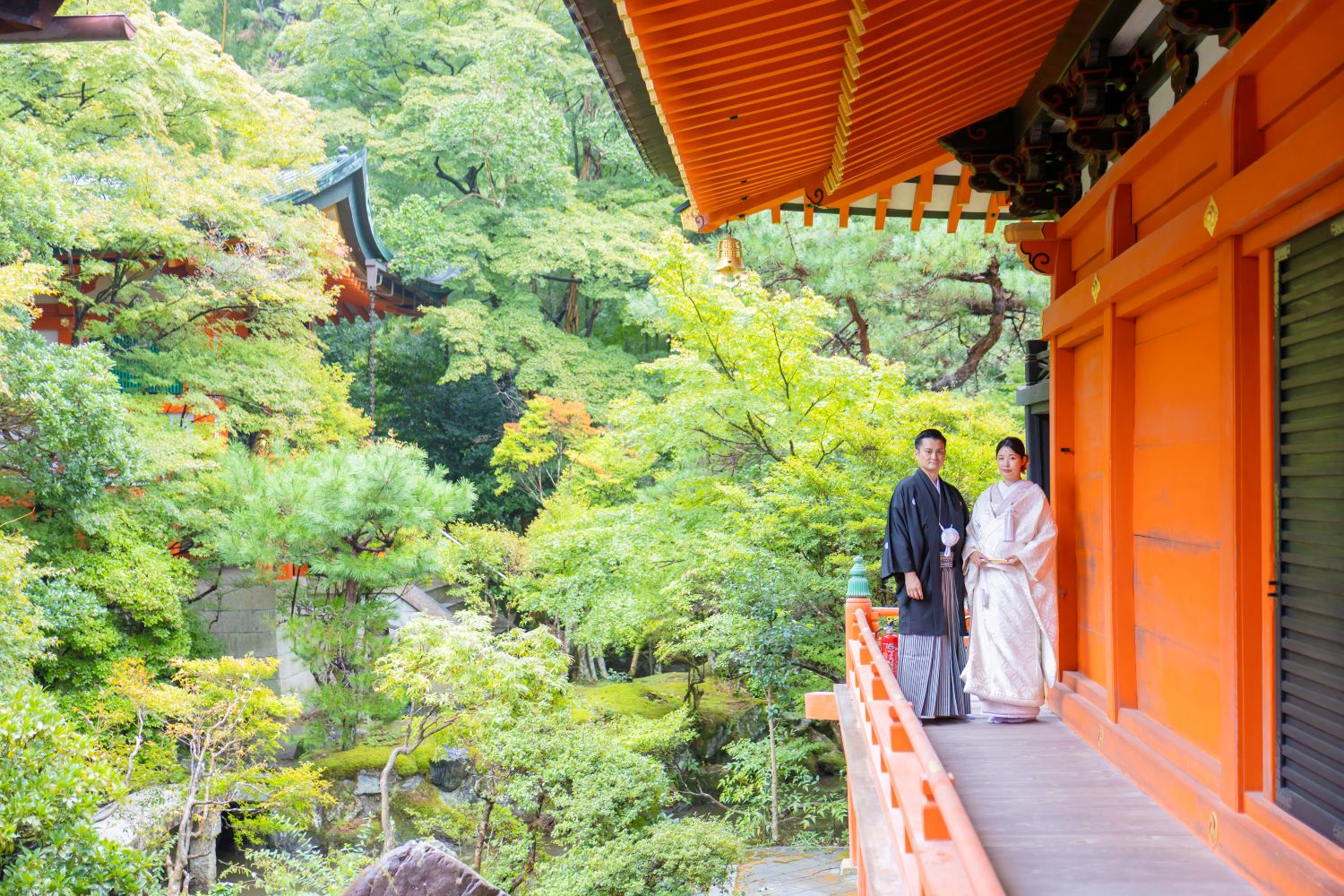 毘沙門堂でのフォトウェディング。朱色の伽藍での新郎新婦。