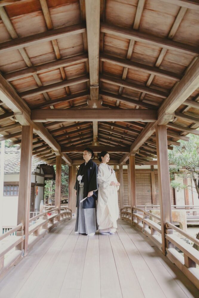 毘沙門堂でのフォトウェディング。回廊で背中合わせのシーン。