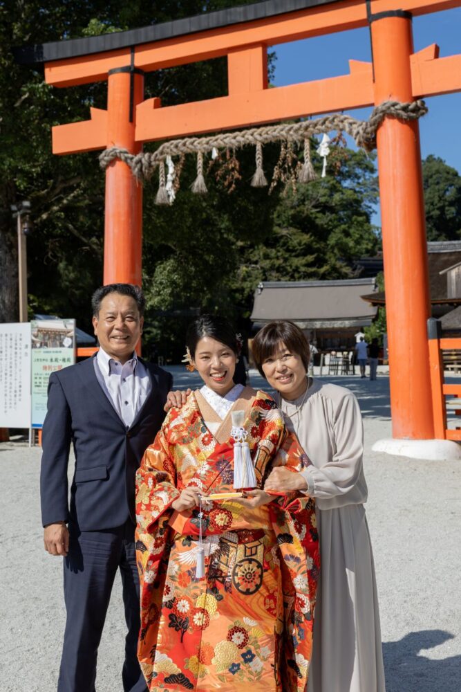 上賀茂神社のフォトウェディング。ご両親と笑顔での花嫁。