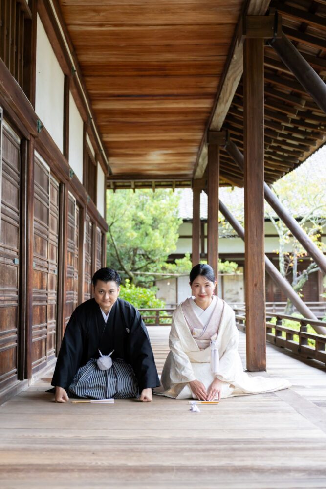 毘沙門堂でのフォトウェディング。回廊で正座姿の新郎新婦。