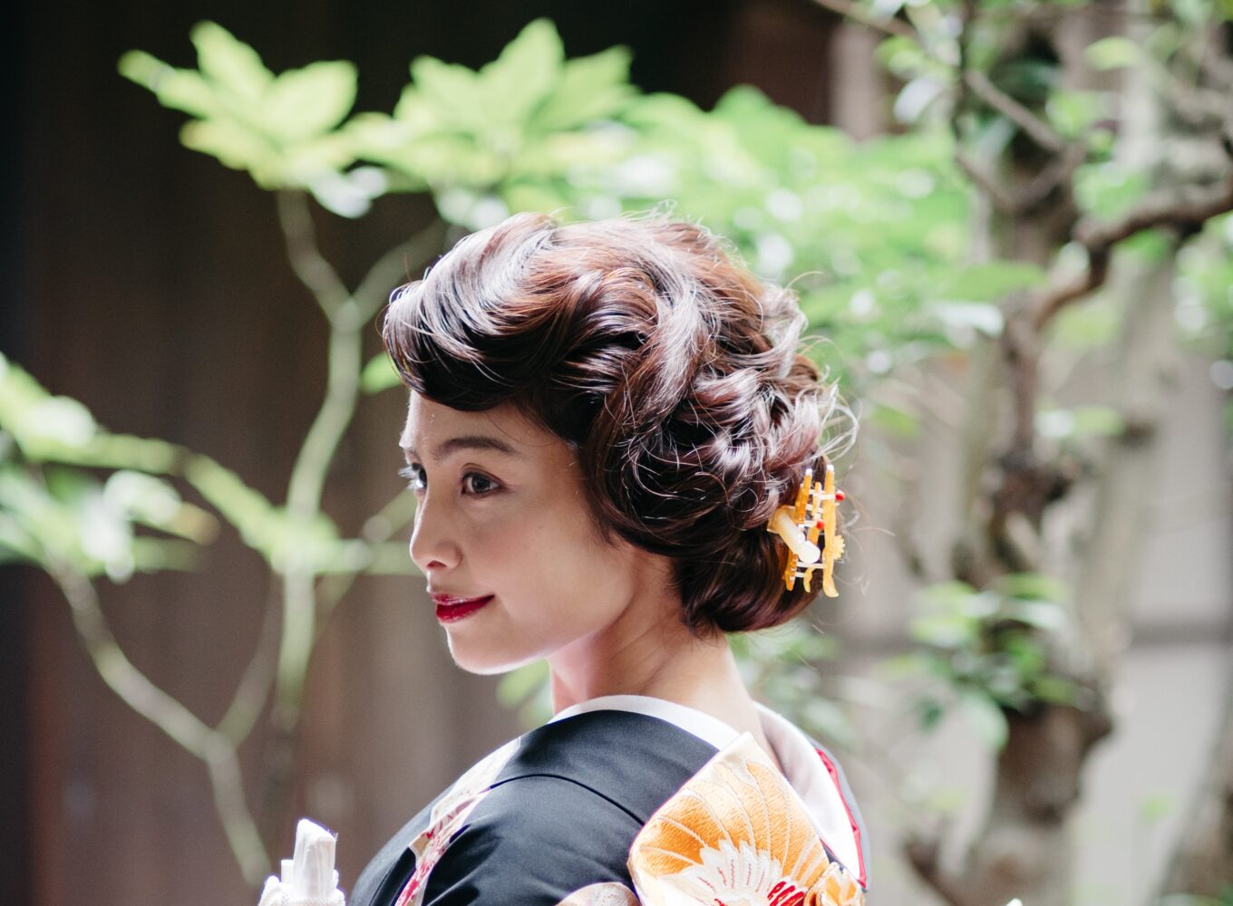 大正ロマンな雰囲気を演出するフィンガーウェーブのヘアセットをした和装の花嫁