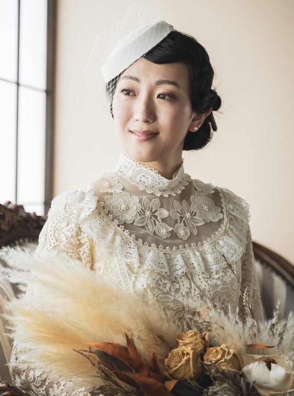 総レースのヴィンテージドレスにドライフラワーのブーケを合わせた、クラシカルなソロウェディングフォト