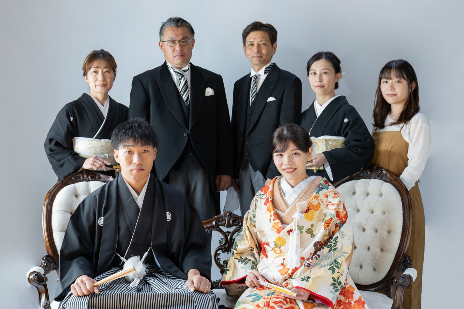 色打掛と紋付き袴の新郎、正装した両家の両親との集合写真