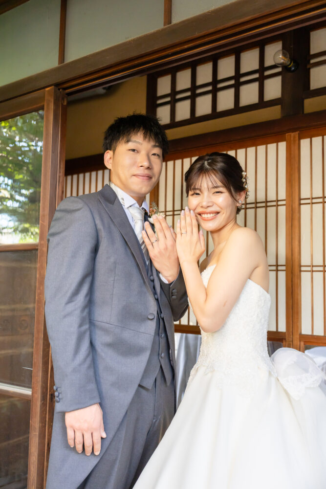 結婚指輪を披露する新郎新婦