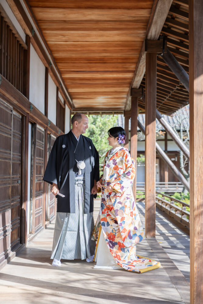 木の温もりを感じるインターナショナルな和のフォトウェディング
