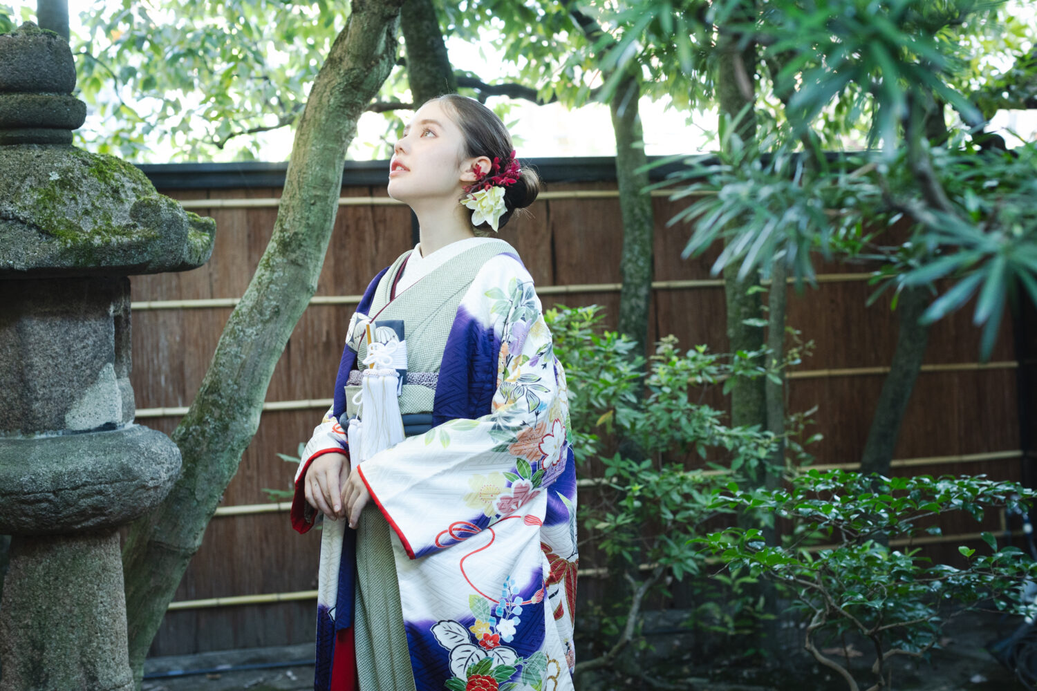 京町家の日本庭園で和傘を差す和装の花嫁。アンティーク柄の引き振袖と懐剣・筥迫のレトロな装い。