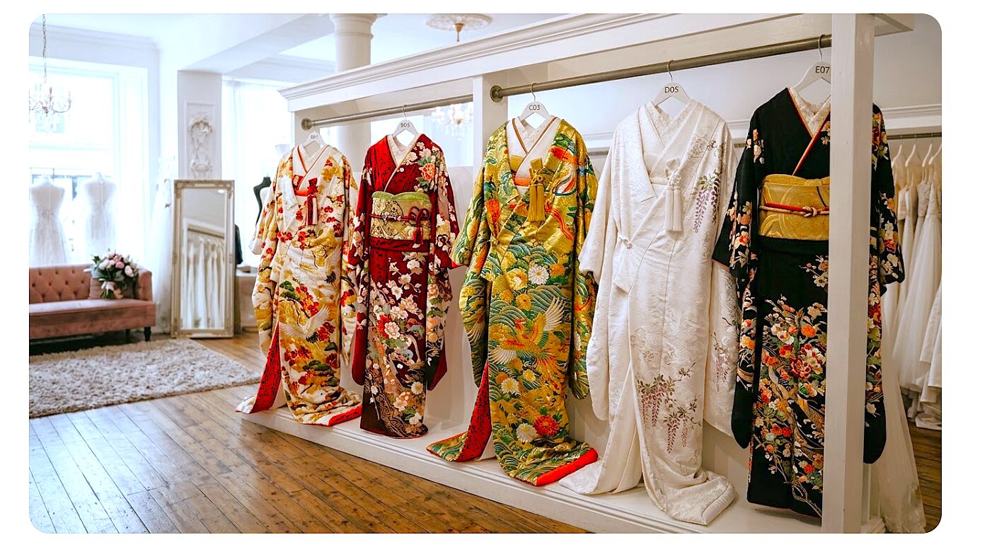 京都のフォトウェディング格安プランの注意点。追加料金が発生しやすい「衣装のグレードアップ」や「選べる着数の制限」についての解説イメージ。