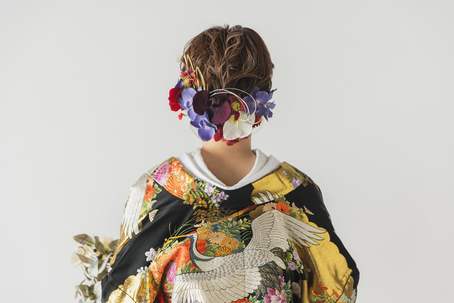 ゆるまき、お花のヘッドパーツをつけた和装花嫁のヘアアレンジ例（背面）