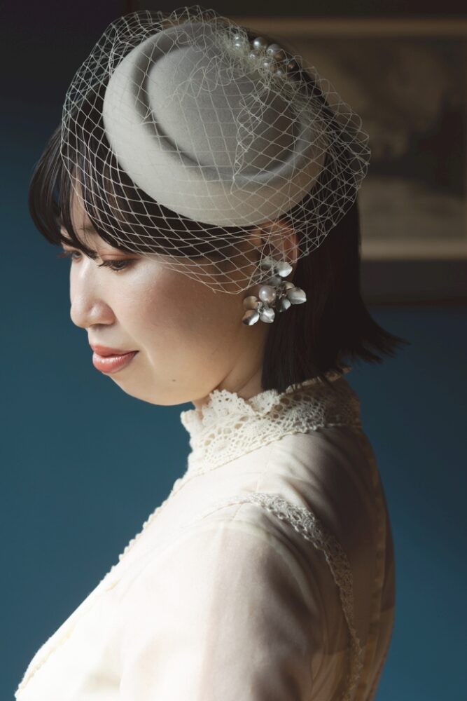 トーク帽をあしらった、外ハネショートの花嫁の横顔。レトロモダンな雰囲気